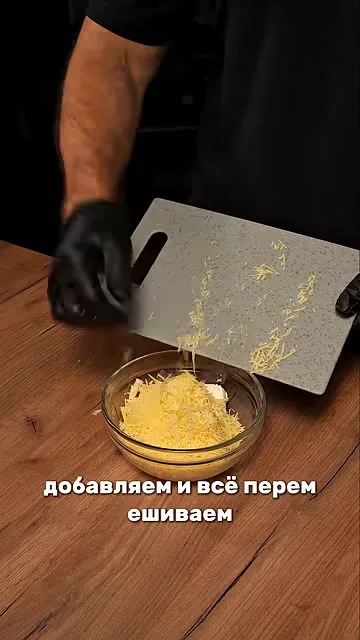 Шаг 7: перемешивает творожную начинку