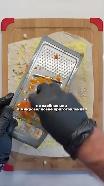 Шаг 11: натереть морковь на тёрке