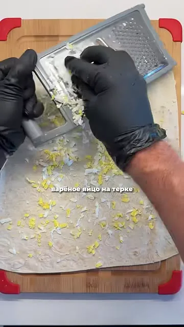 Шаг 2: натереть варёное яйцо
