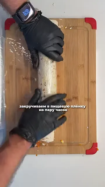 Шаг 6: обернуть рулет пищевой плёнкой
