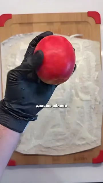 Шаг 4: нарезать яблоко слайсами овощечисткой