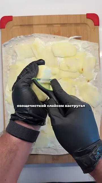 Шаг 5: выложить слайсы яблока сверху на лаваш