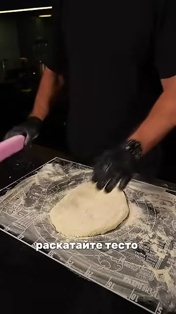 Шаг 13: раскатать тесто скалкой