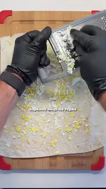 Шаг 3: натереть варёное яйцо на основу