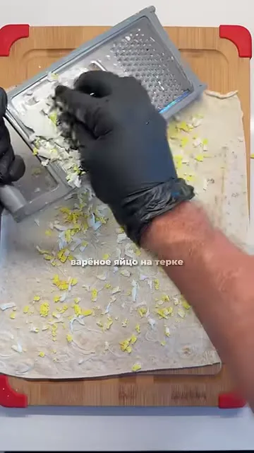 Шаг 4: натереть варёную морковь на начинку