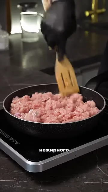 Шаг 7: обжарить фарш на сковороде