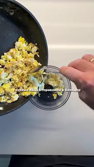 Шаг 6: добавить три цельных яйца