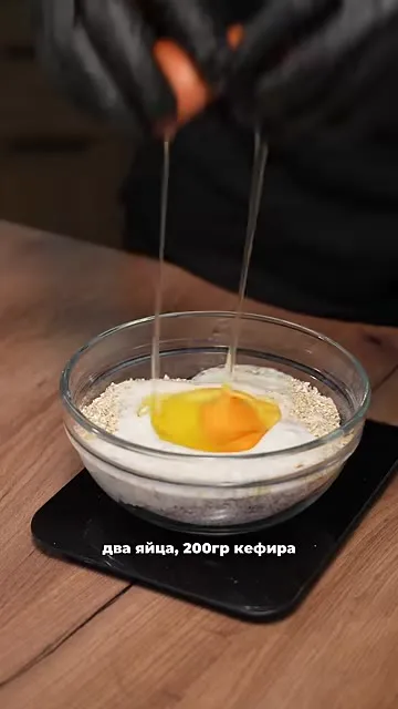 Шаг 2: добавить яйца в миску
