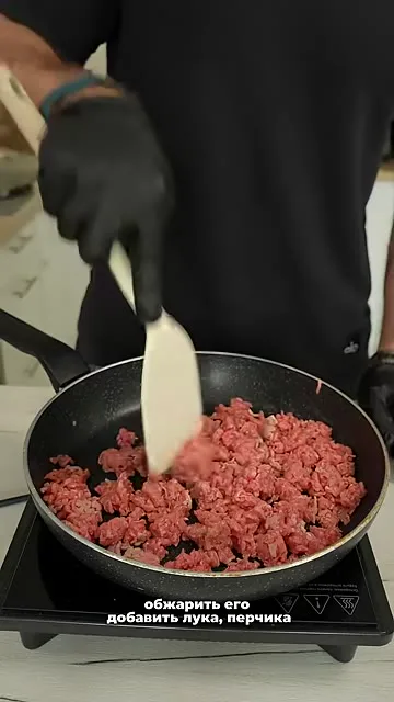 Шаг 2: обжарить и разбить фарш лопаткой