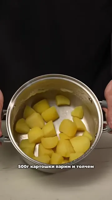 Шаг 2: отжимать воду из картошки