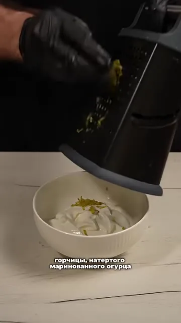 Шаг 5: Выкладываем маринованный огурец сверху курицы