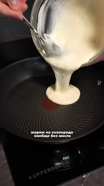 Шаг 6: выливает тесто на сковороду