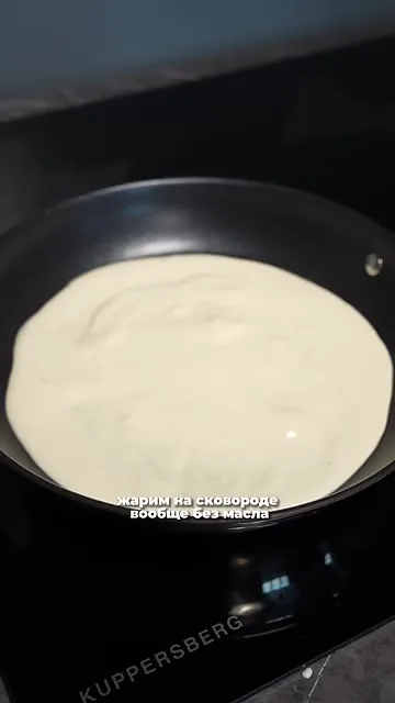 Шаг 7: жарит тесто на сковороде