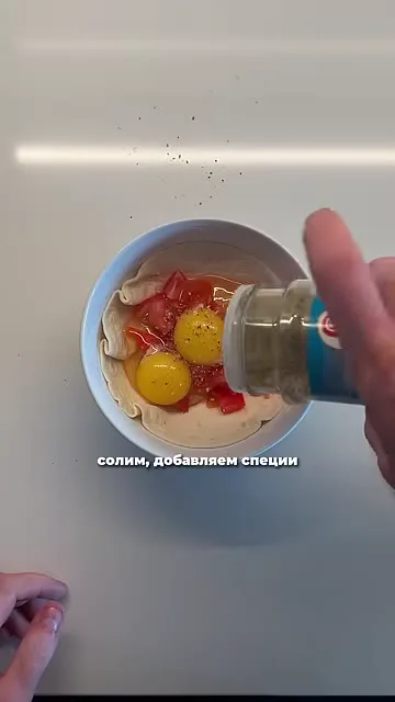 Шаг 4: разбивают внутрь первое яйцо