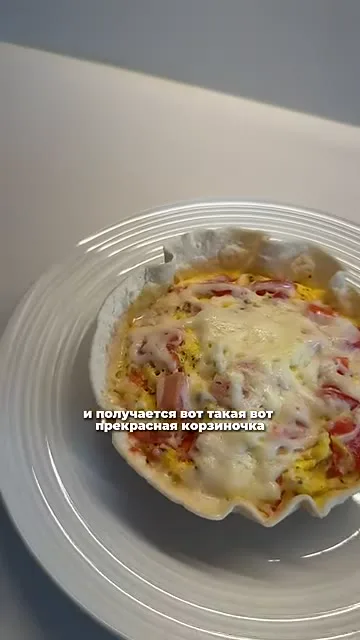 Шаг 15: выкладывают корзиночку на тарелку