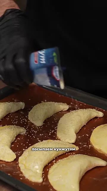 Шаг 15: Посыпать пирожок кунжутом