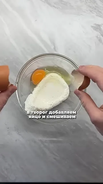 Творожный лаваш с сыром и ягодами