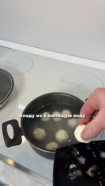 Шаг 8: добавить ягоду внутрь шарика