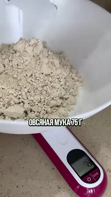 Шаг 3: добавить овсяную муку в миску