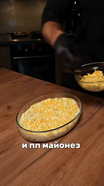 Шаг 10: Наносим ПП-майонез на слой ананасов