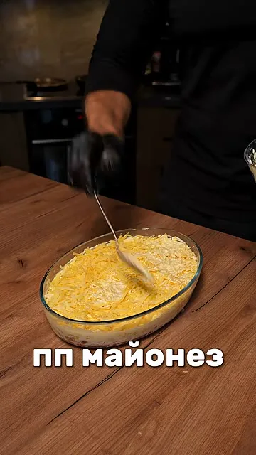 Шаг 12: Выкладываем слой тёртого сыра