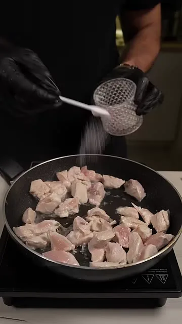 Шаг 2: Посолить курицу