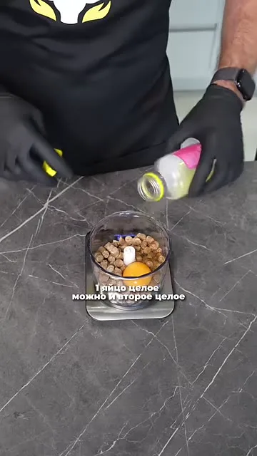 Шаг 2: добавляют целое яйцо