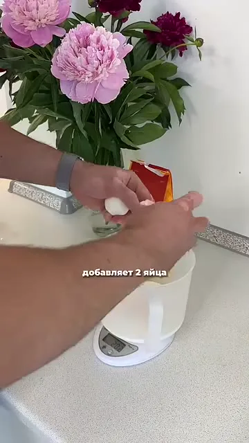 Шаг 2: добавляет 2 яйца