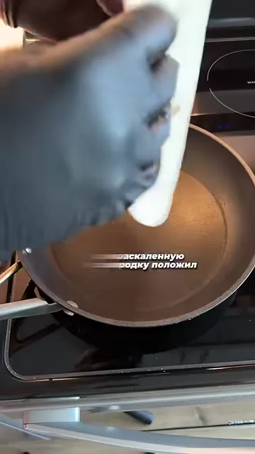 Шаг 4: налить масло на сковородку