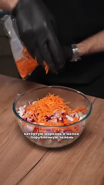 Шаг 4: добавляем красный лук к грибам
