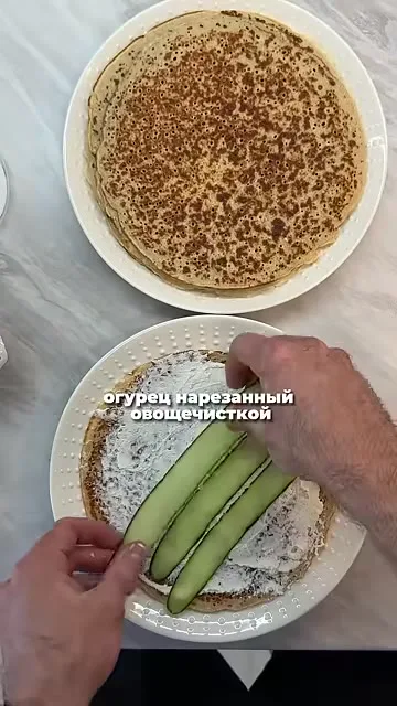 Шаг 9: нанести огурец нарезанный овощечисткой