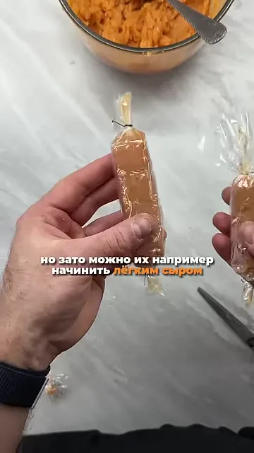 Шаг 4: начинить сосиски лёгким сыром