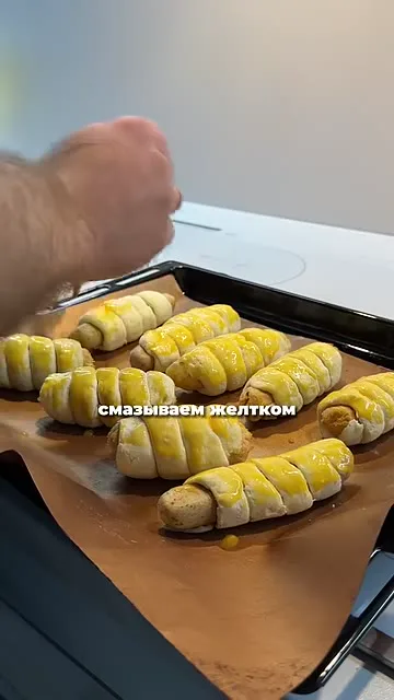 Шаг 16: прижать тесто на сосиске