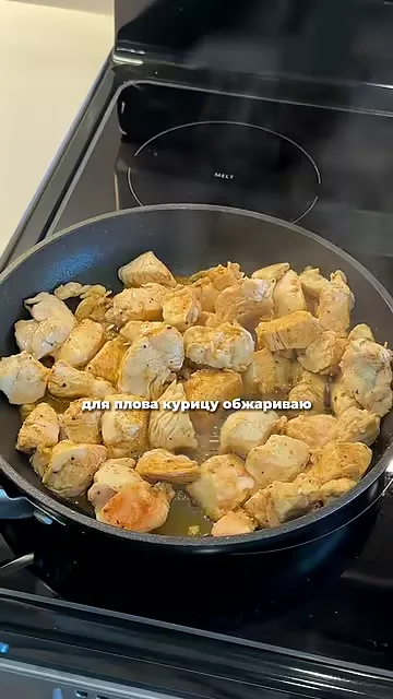 Шаг 6: обжаривает курицу на сковороде