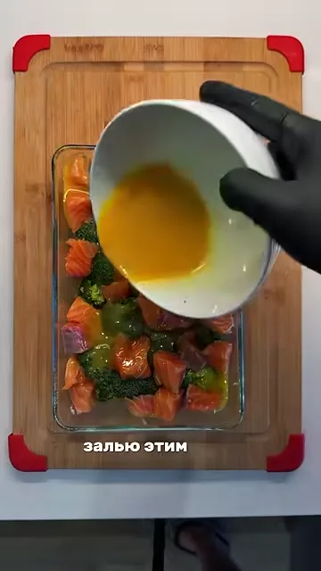 Шаг 5: смешать яйца, молоко, соль и перец