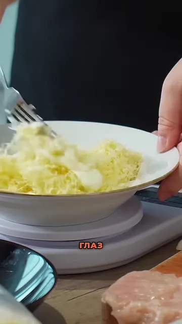 Шаг 3: добавить чеснок к сыру