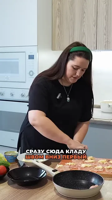 Шаг 6: выложить рулет швом вниз на сковороду