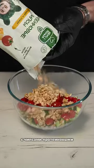 Шаг 2: Добавить нарезанную курицу в миску