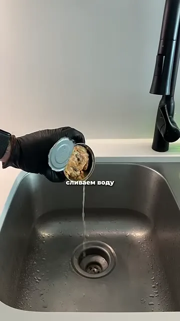 Шаг 3: сливать воду из консервы