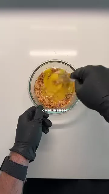 Шаг 7: смешать рыбу с яйцами