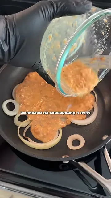 Шаг 8: вылить смесь на сковородку