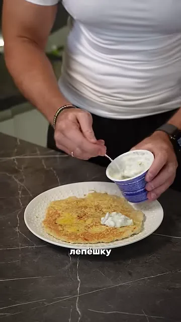 Белковая лепёшка с овощами и соусом