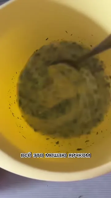 Шаг 4: смешать молоко с яйцом, зеленью и чесноком