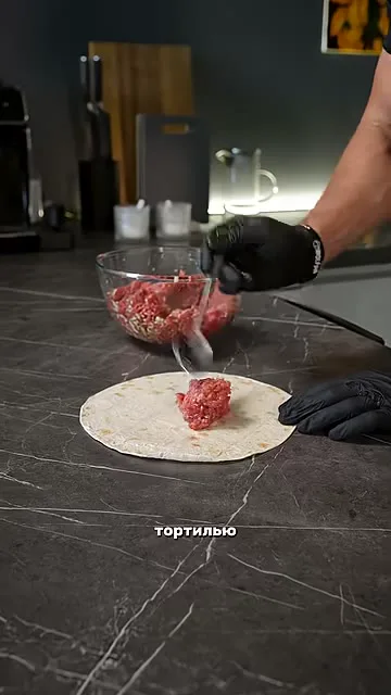 Шаг 7: выложить фарш по центру тортильи