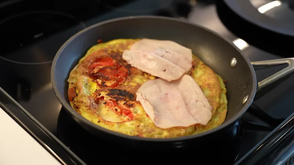 Шаг 9: выложить сверху кусочки мяса