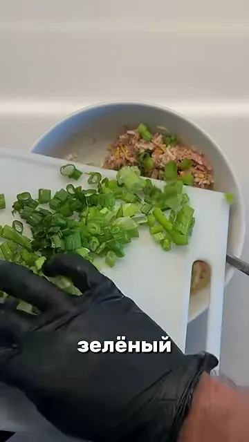 Шаг 5: добавить зелёный лук в смесь