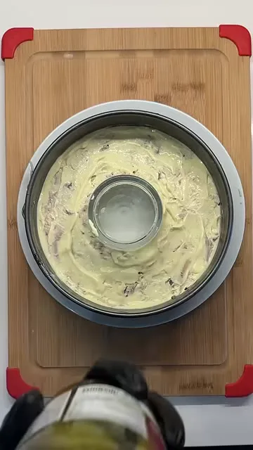 Шаг 8: мелко нарезать маринованные огурцы