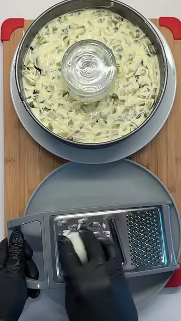 Шаг 9: выложить маринованные огурцы