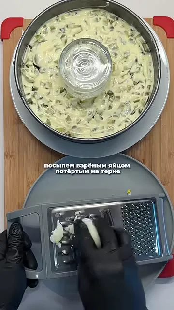 Шаг 11: выложить тёртое яйцо