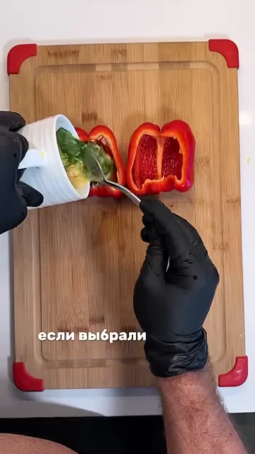 Шаг 9: выложить начинку внутрь перца